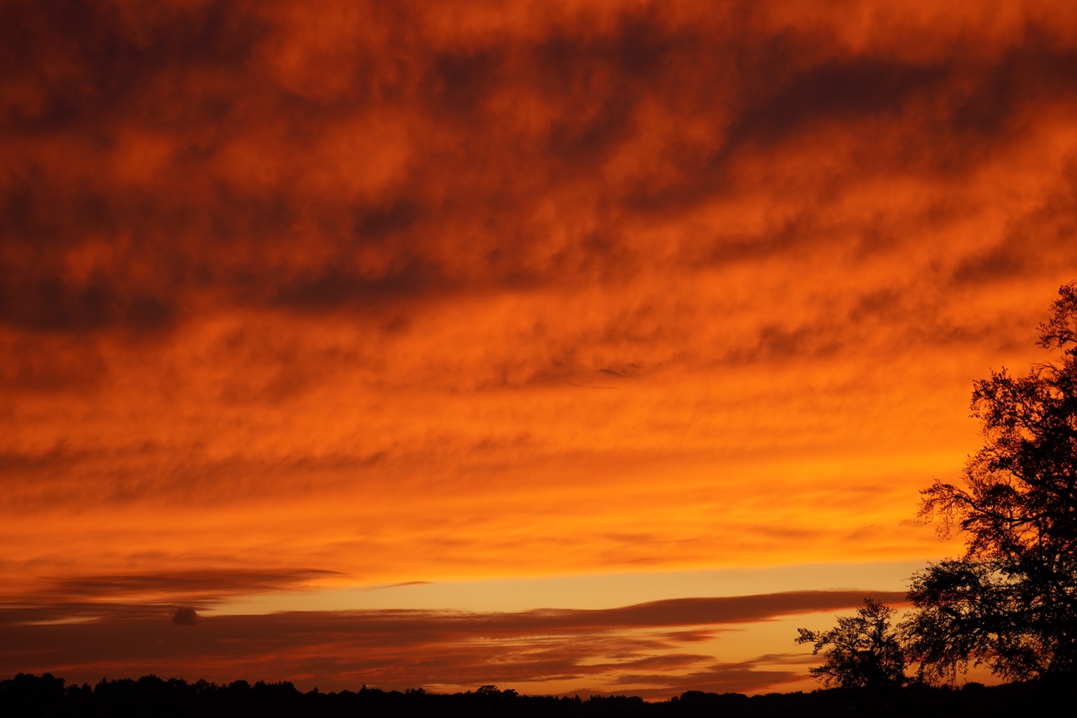 Dramatischer Feuerhimmel